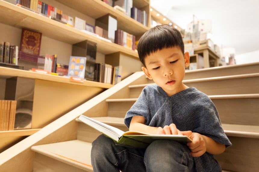 読書をする子供の写真