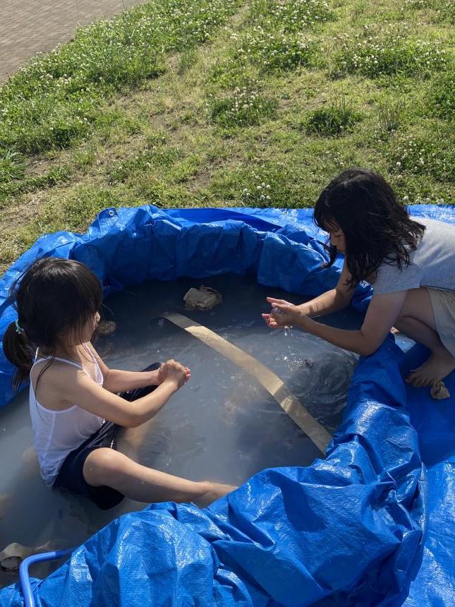 プールで親子で遊んでいる様子2
