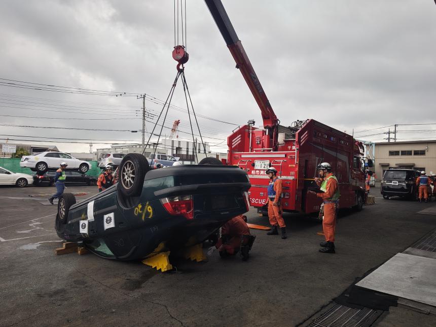 車載クレーンを使用し転覆した車両を固定している画像