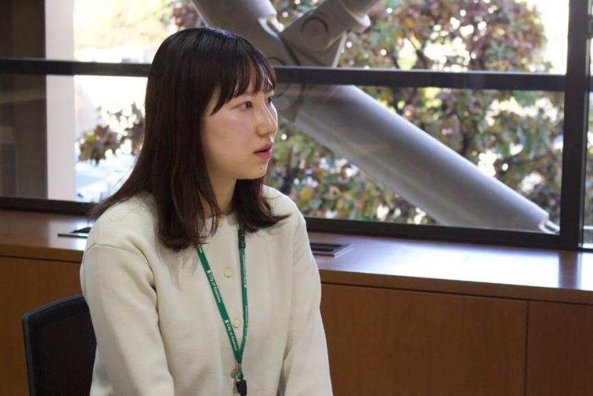 指導担当者がインタビューを受ける様子