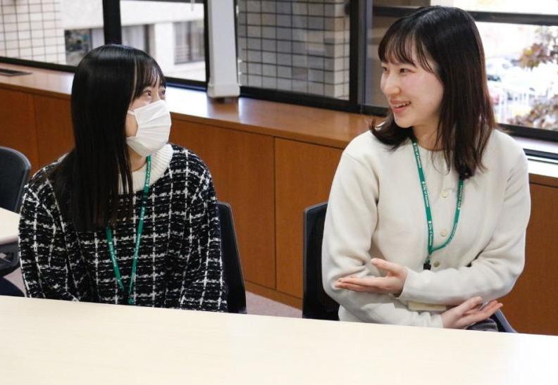 指導担当者と新規採用職員が話している様子