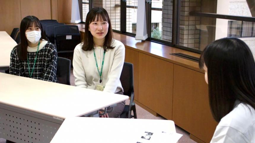 新規採用職員と指導担当者がインタビューを受ける様子