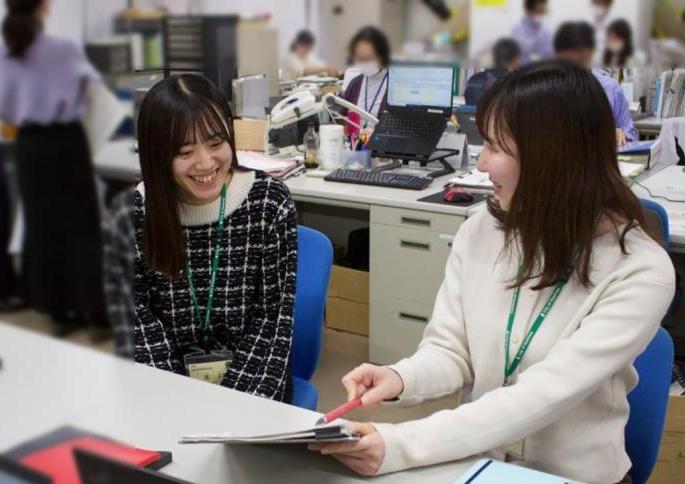 指導担当者が新規採用職員に指導をする様子