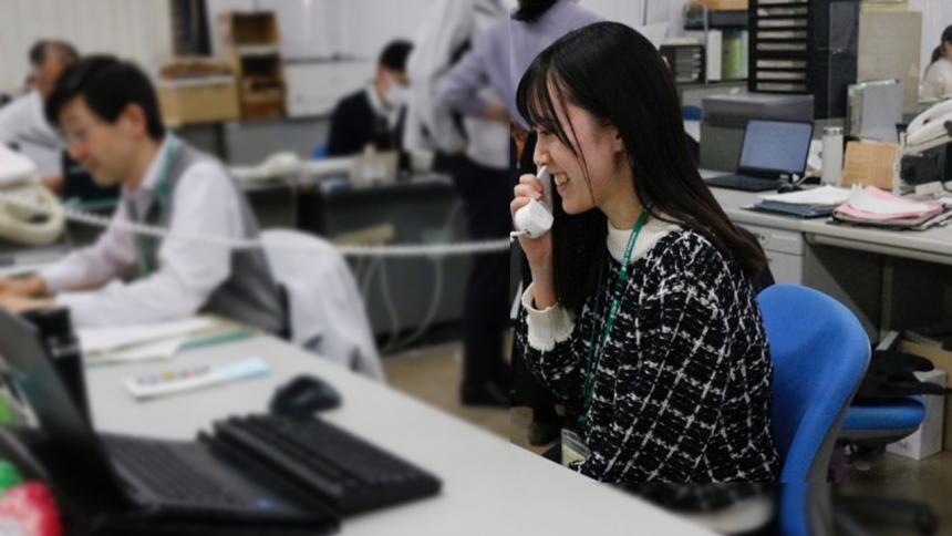 新規採用職員が電話対応をする様子