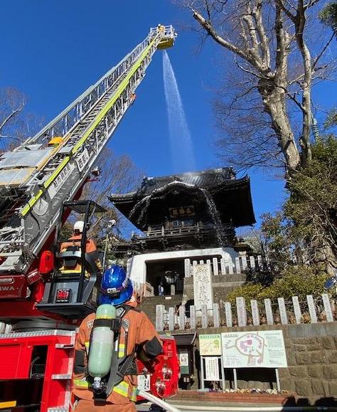 梯子車から桜門への放水訓練