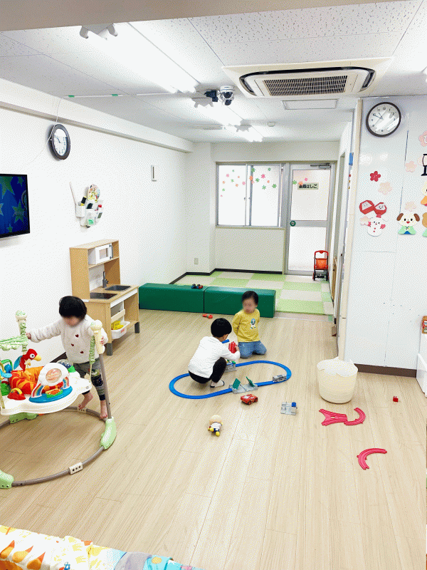 子どもが遊ぶ様子