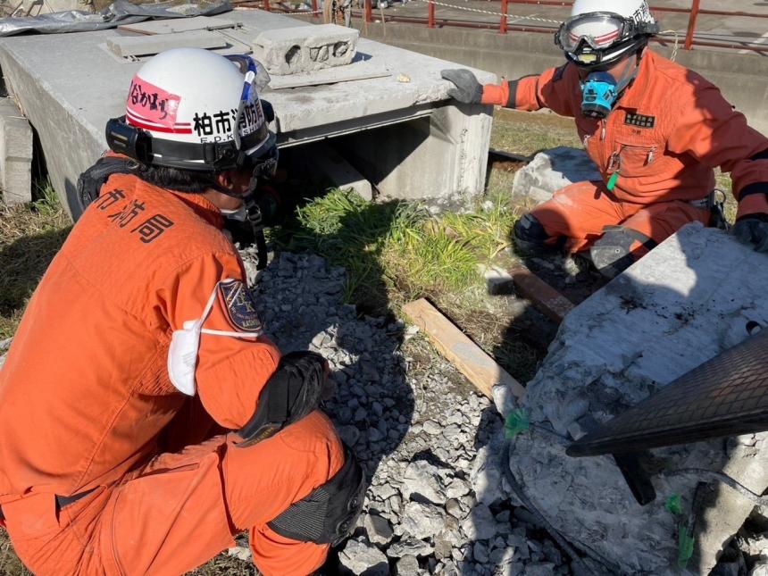 倒壊建物から救出1