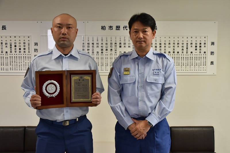 長谷川博己消防士長（左）・本田鉄二消防局長（右）