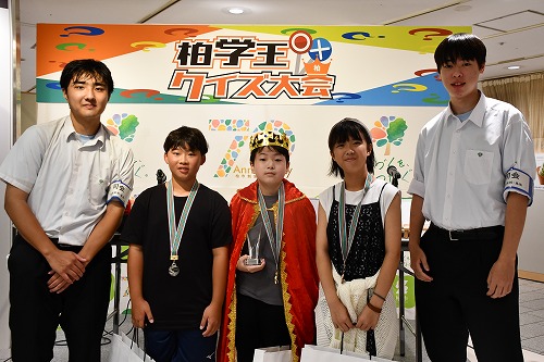 第3回の入賞者と高校生の記念写真
