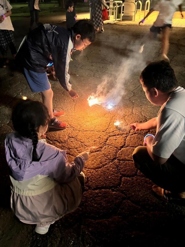 花火を楽しむ様子