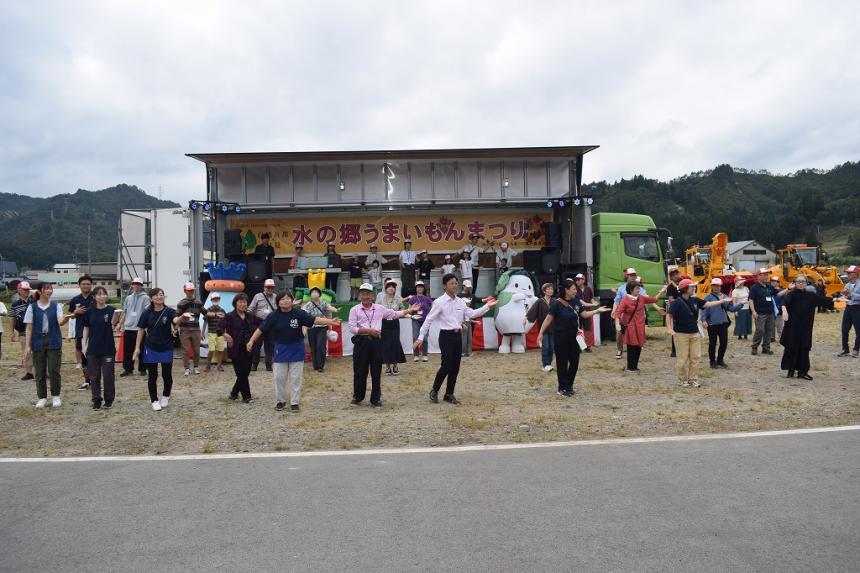 会場全体で柏おどりを踊る様子