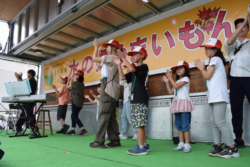 柏おどりを踊る様子