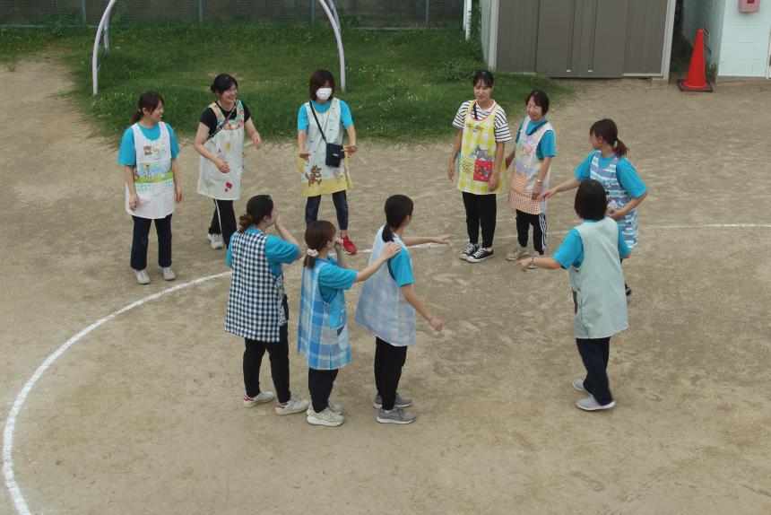 職員の集合写真の構図を試行錯誤する様子