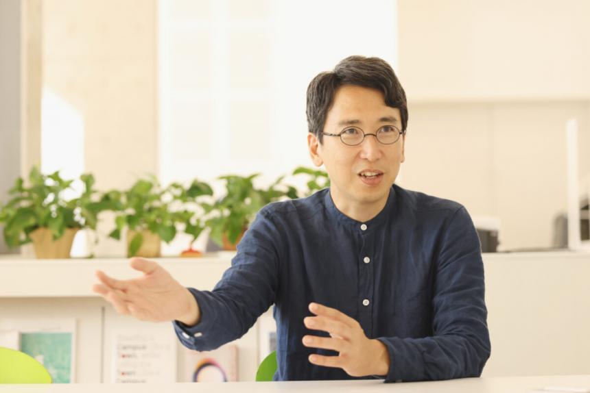 インタビューを受ける様子