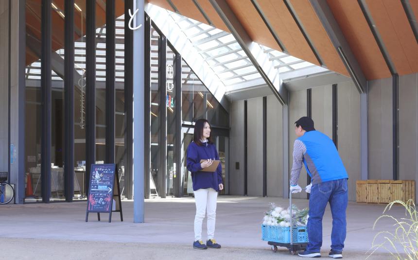 道の駅しょうなんで話す様子