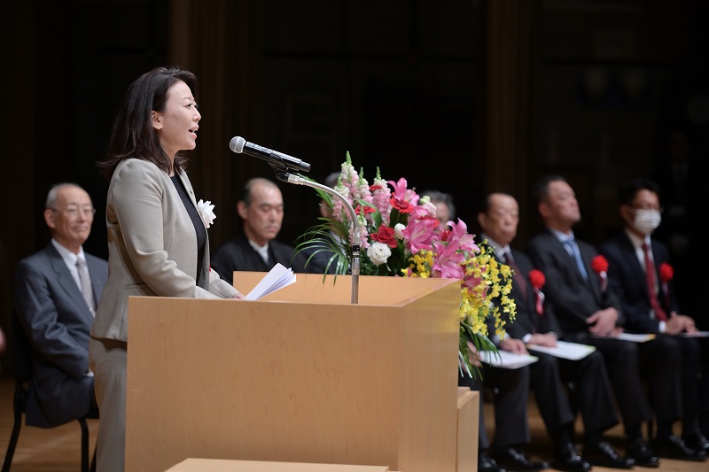 式典で市長が話をする様子