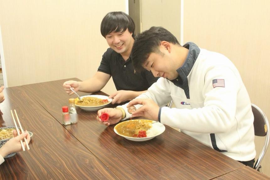 七味をかける男性職員