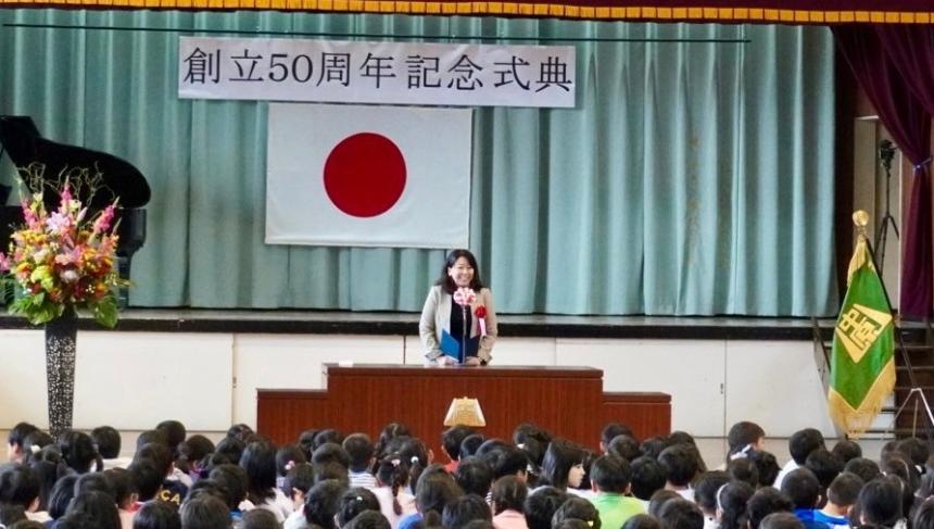 記念式典で市長が話す様子