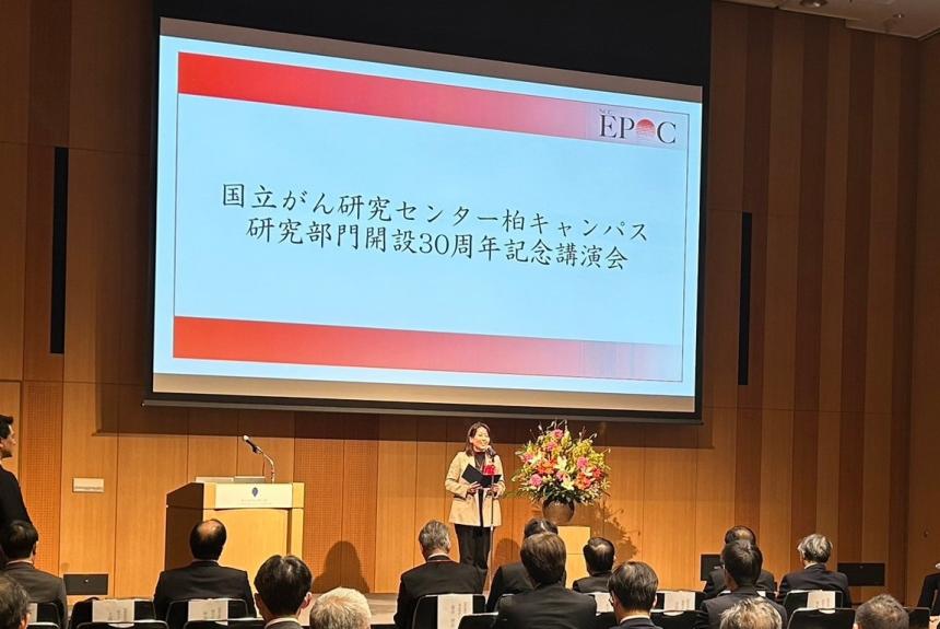 記念式典で市長が話している様子