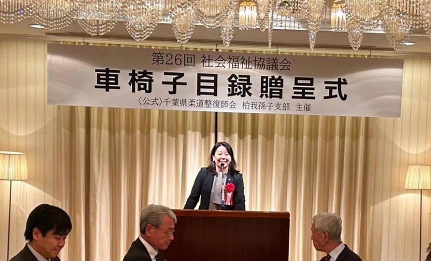 車椅子贈呈式で市長が話す様子