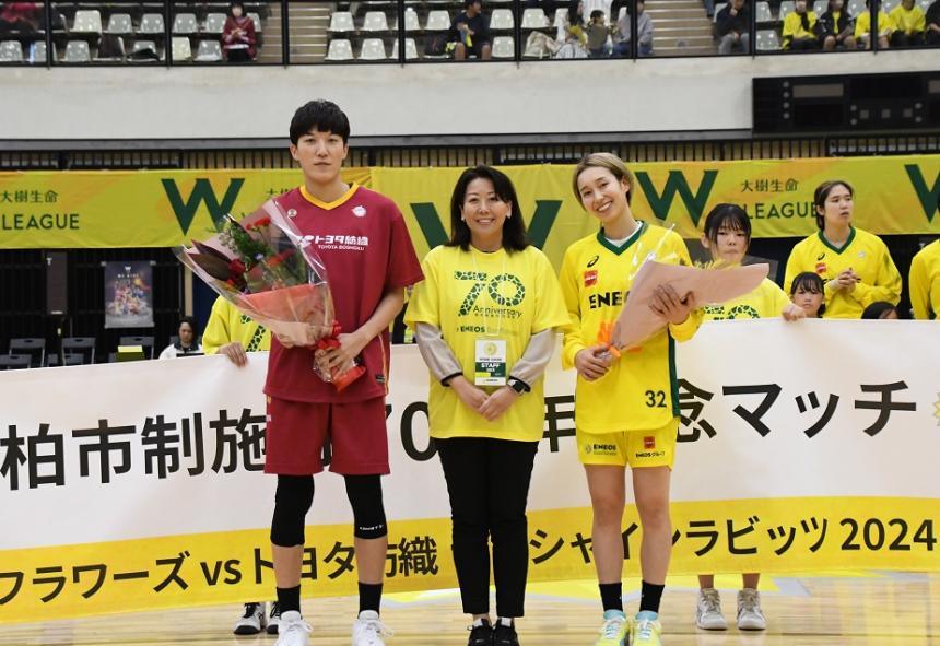 選手と市長が並んでいる様子