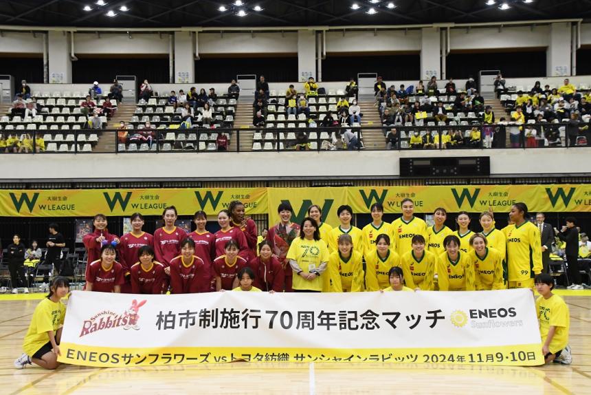 選手と市長の集合写真