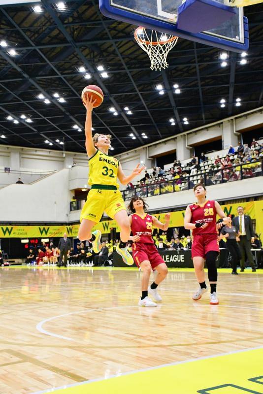 選手がシュートを打つ様子