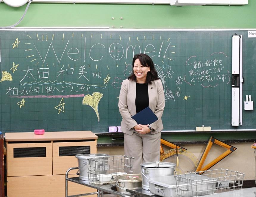 教室で市長が話す様子