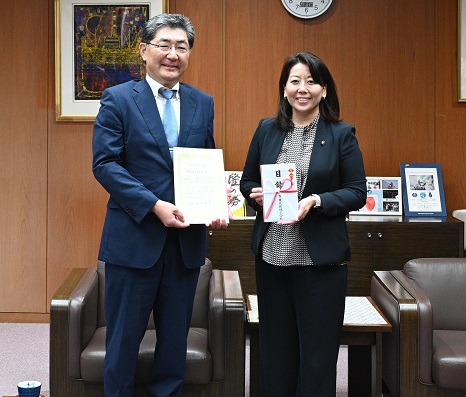 京葉瓦斯株式会社から寄附金を受け取る様子