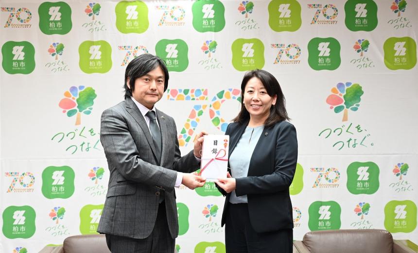 寄附金受贈式で寄付金を受け取る様子