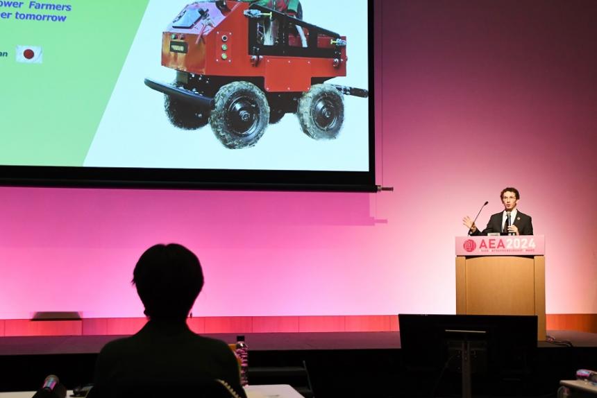 AEA2024で講演者が後援をする様子