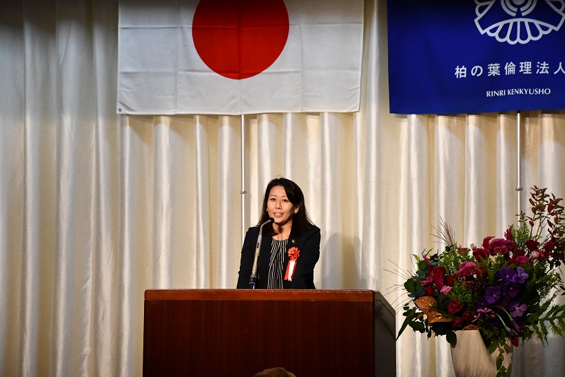 記念式典で市長が話す様子2