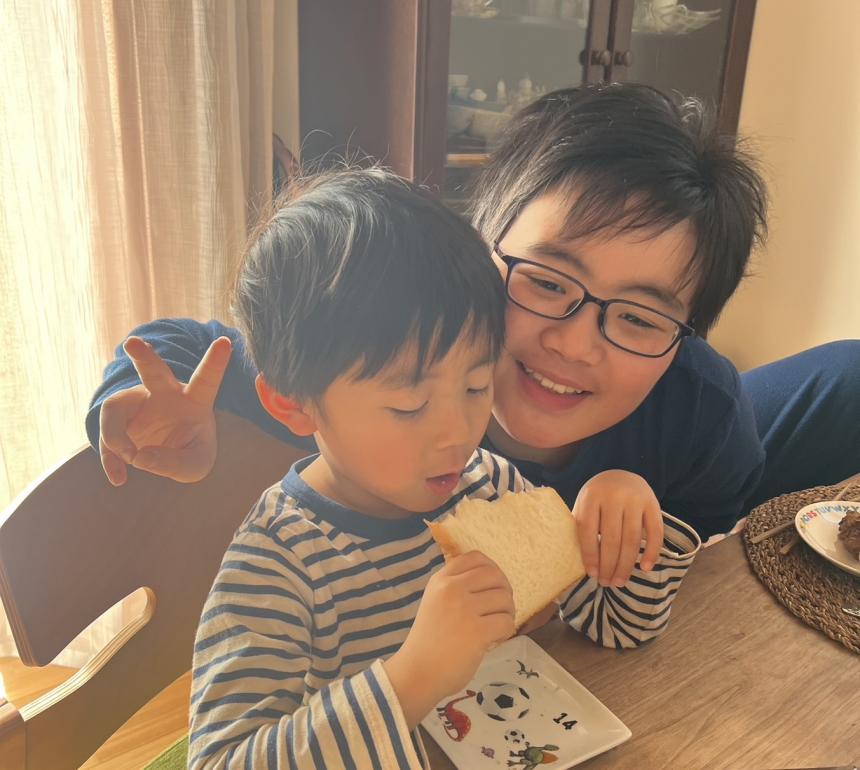子ども二人が食事をしている様子