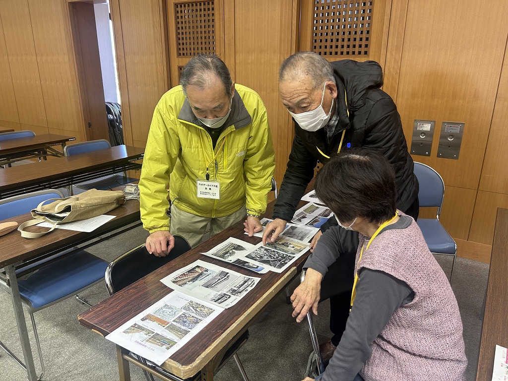 写真展に向けた準備作業の様子の写真1