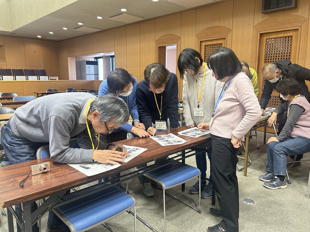 写真展に向けた準備作業の様子2
