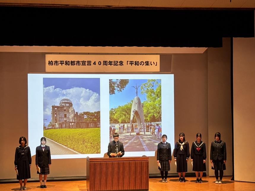 広島に派遣された中学2年生7名による派遣報告の様子