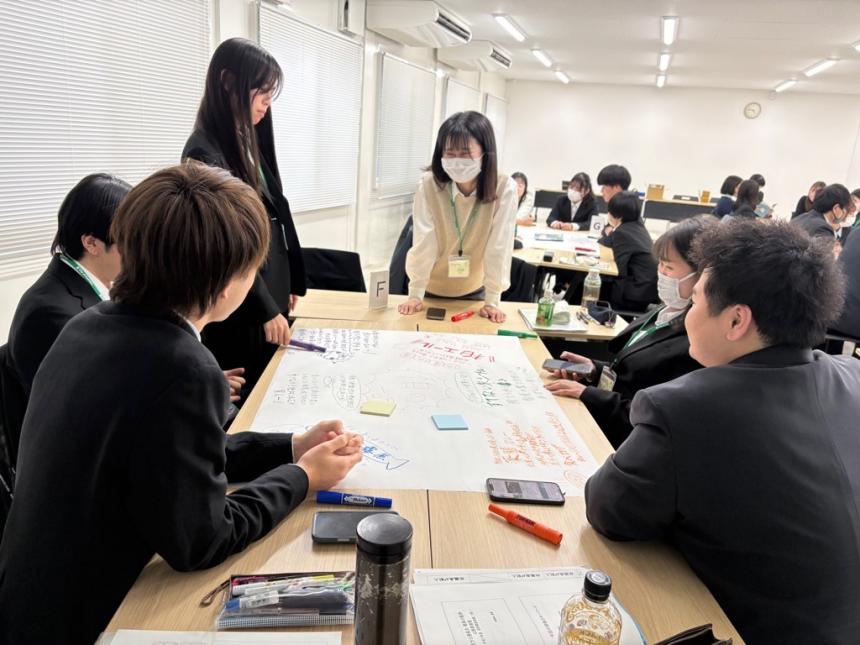 オリエンテーションで発表する様子