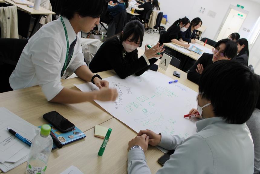 オリエンテーションを行う様子