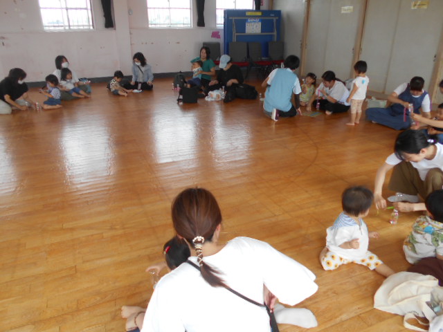 遊んでいる親子