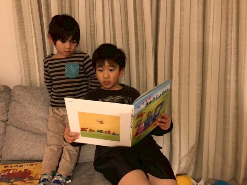 子供二人で本を読む様子