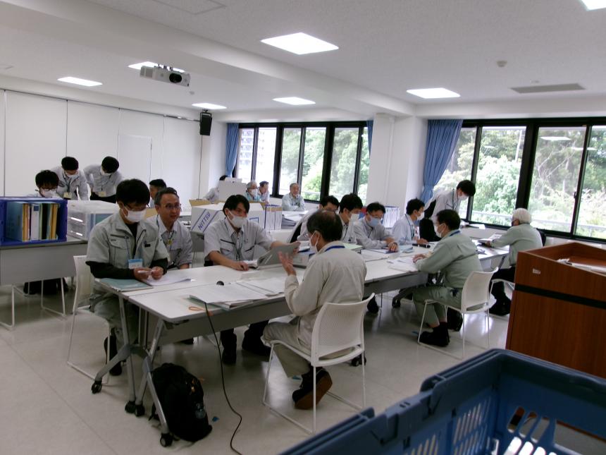 書類調査を行う技術士