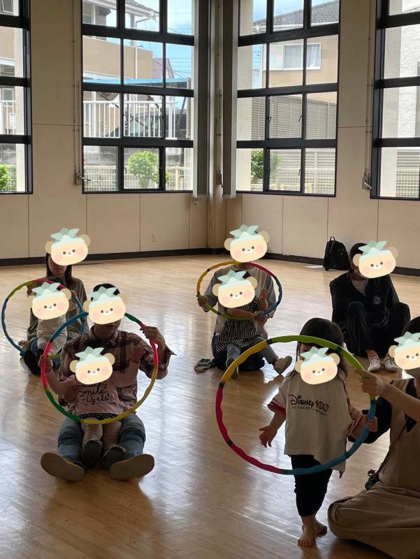 子供が遊ぶ様子