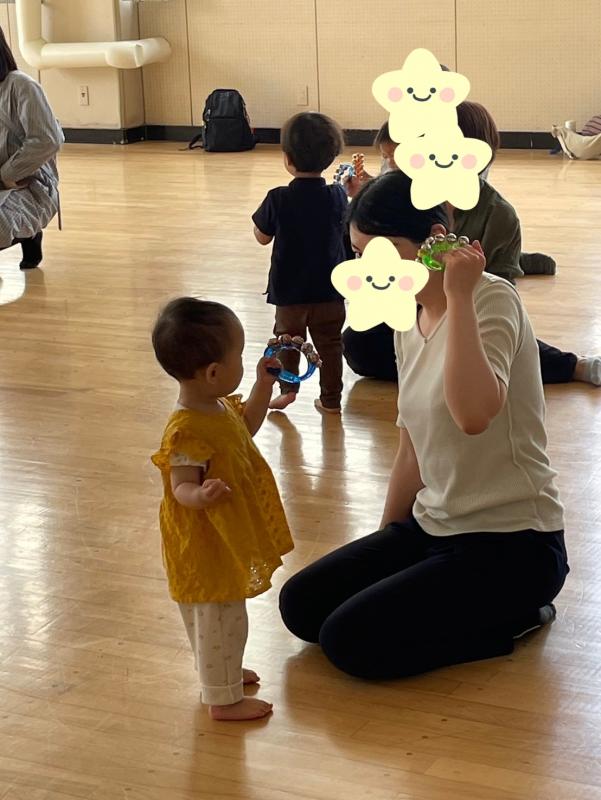 親子で遊ぶ様子