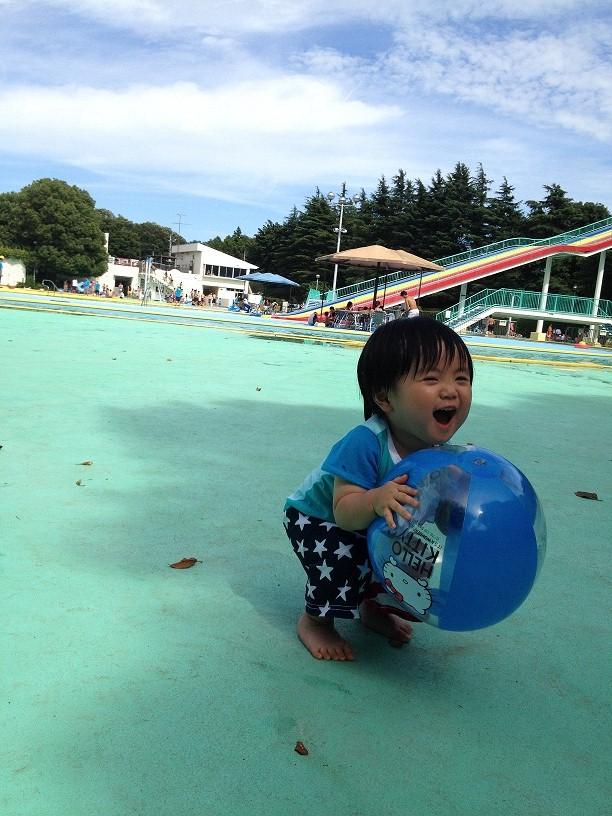 初めての野外プールで大はしゃぎ！